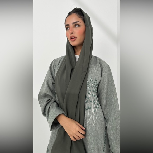 Sage green linen abaya from Dubai - Picture 3 of 6